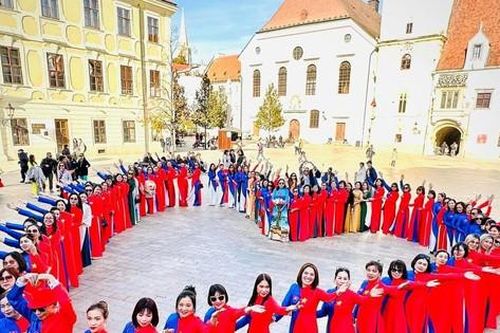 Ra mắt và tôn vinh áo dài Việt Nam tại Slovakia và Cộng hòa Séc