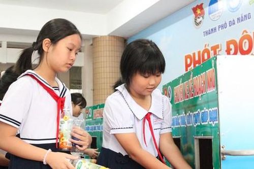 Bán rác thải, gây quỹ giúp bạn khó khăn