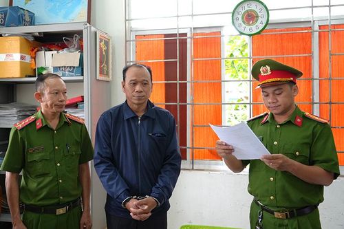 Bị bắt vì đánh tráo sổ đỏ