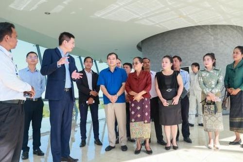 Ủy ban Mặt trận Lào xây dựng đất nước tỉnh Sê Kông đến thăm và làm việc tại NMLD Dung Quất