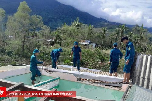 Bộ đội giúp dân khắc phục hậu quả bão lụt