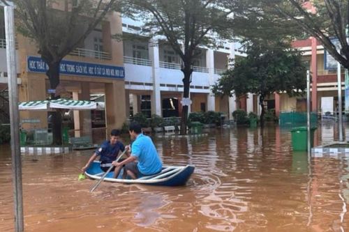 Thầy giáo chèo xuồng vào trường, hơn 3.000 học sinh nghỉ học vì nước dâng cao