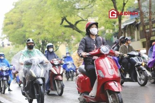 Người dân Hà Nội mặc áo ấm đón gió lạnh đầu mùa