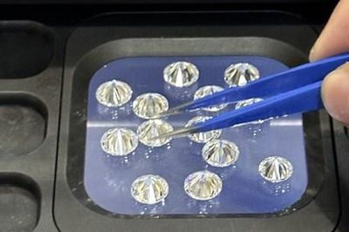 Phát hiện hơn 700 viên kim cương trị giá hàng chục tỉ đồng vận chuyển trái phép