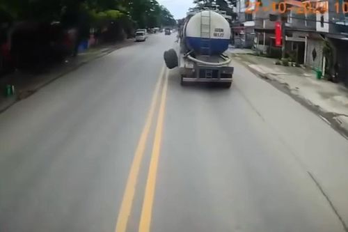Thót tim trước màn 'đánh võng' của cặp bánh xe rơi khỏi xe bồn đang di chuyển