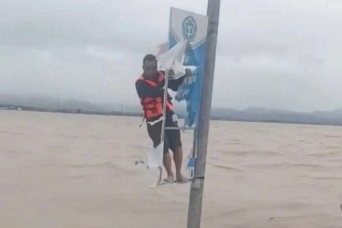 Quảng Bình: Cứu sống một người dân bị lật thuyền, bám vào trụ cột đèn