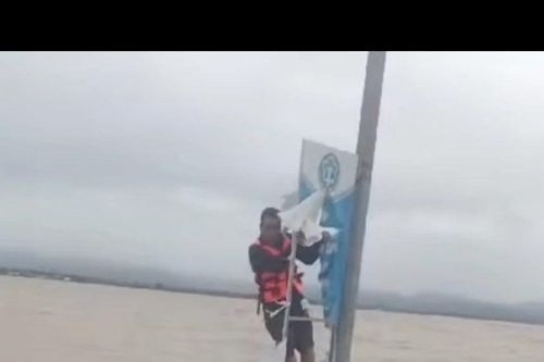 Video giải cứu người đàn ông bị lật thuyền, phải bám vào cột điện suốt cả đêm