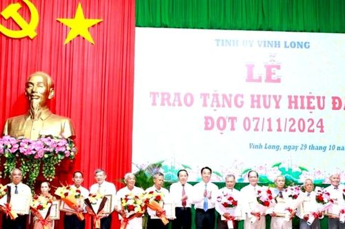 Tỉnh Vĩnh Long tổ chức trao Huy hiệu Đảng cho các đảng viên cao niên