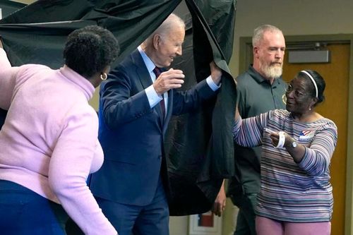 Video Tổng thống Mỹ Joe Biden đi bỏ phiếu sớm, xếp hàng 40 phút trên hè phố