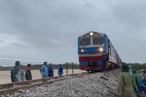 Khắc phục xong sự cố, thông tuyến đường sắt Bắc-Nam đoạn qua tỉnh Quảng Trị