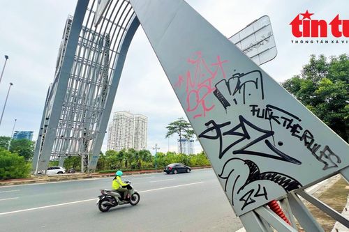 Cổng chào ở Hà Nội bị vẽ bậy, bôi bẩn