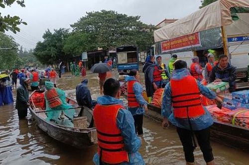 Nước lũ chưa rút, hàng cứu trợ cho người dân được vận chuyển như thế nào?