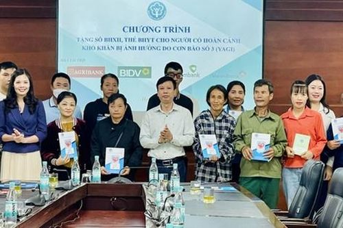 Quảng Ninh: Tặng gần 1.000 sổ BHXH và thẻ BHYT cho người dân sau bão Yagi