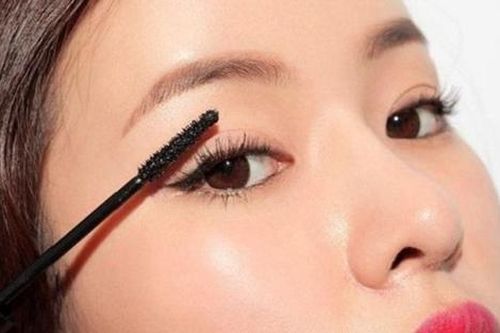 Mascara đen đã lỗi thời?