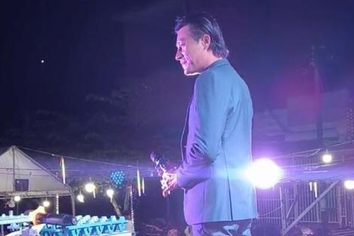 Nam diễn viên nổi tiếng từng được Việt Hương nâng đỡ, nay đi hát hội chợ chỉ vài người xem