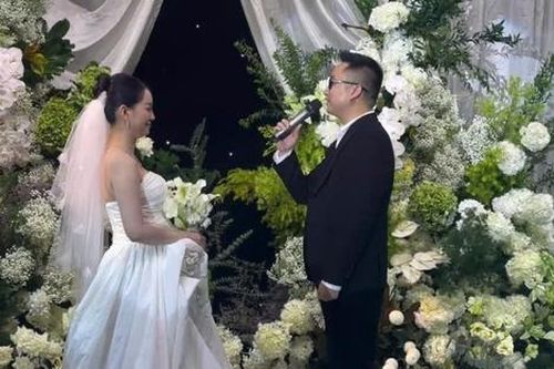 MC Quỳnh Chi thoải mái khoe bụng bầu trong ngày cưới