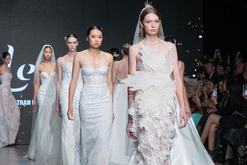 Váy cưới đính ngọc trai Việt Nam xuất hiện tại Vancouver Fashion Week
