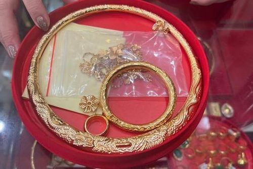 Thay đổi thời gian cưới vì giá vàng liên tục 'nhảy nhót'