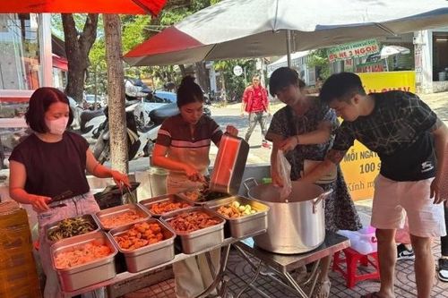 Quán cơm 0 đồng giúp đỡ người nghèo của chàng trai kinh doanh cho thuê xe ở Đắk Lắk