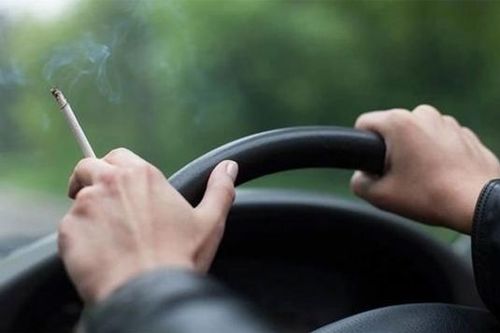 Hút thuốc lá khi lái xe: Nguy hiểm rình rập trên từng cây số