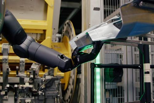Robot hình người kết hợp AI tạo sinh sẽ đóng vai trò to lớn trong sản xuất ô tô