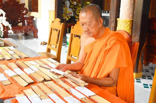 Trao truyền tri thức, kỹ thuật viết chữ trên lá buông