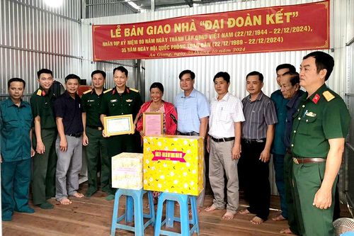 Bàn giao nhà Đại đoàn kết cho hộ nghèo xã Phước Hưng