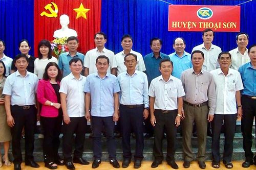 Huyện Lộc Ninh trao đổi kinh nghiệm xây dựng nông thôn mới nâng cao tại Thoại Sơn