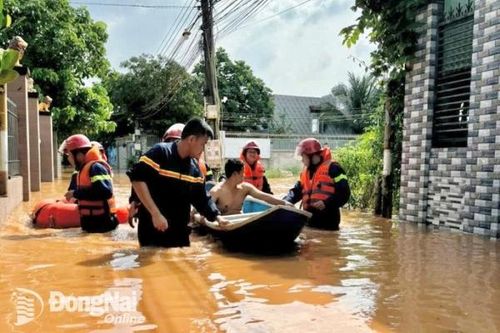 Lính cứu nạn lội nước đưa 10 người dân Phước Tân ở Biên Hòa đến nơi an toàn
