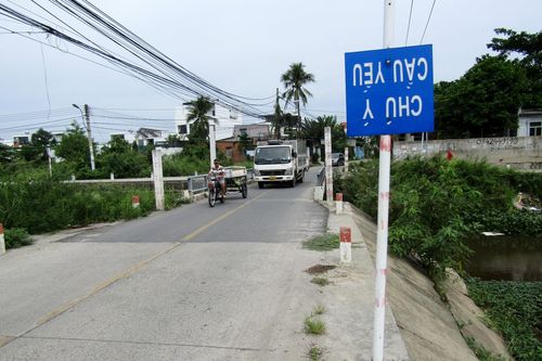 Biển cảnh báo bị lộn ngược