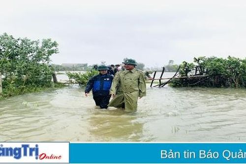 Chủ tịch UBND tỉnh Võ Văn Hưng kiểm tra tình hình ngập lụt và thăm hỏi, tặng quà cho người dân huyện Vĩnh Linh