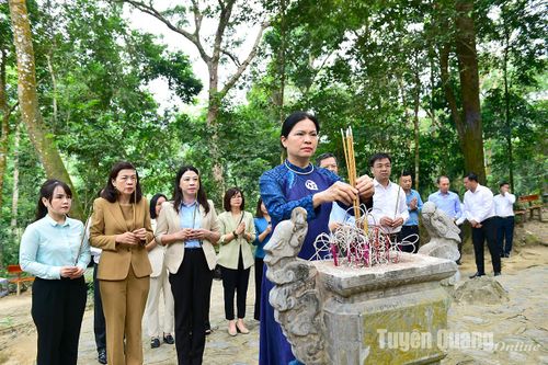 Các đồng chí lãnh đạo tỉnh dâng hương tại Khu di tích Quốc gia đặc biệt Tân Trào và Đền thờ Chủ tịch Hồ Chí Minh