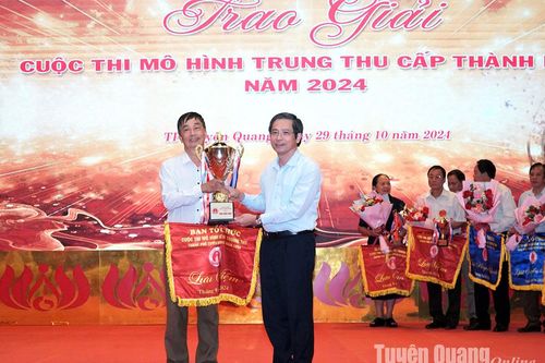 Thành phố Tuyên Quang rút kinh nghiệm công tác phòng, chống và khắc phục hậu quả cơn bão số 3; trao giải cuộc thi mô hình đèn Trung thu năm 2024
