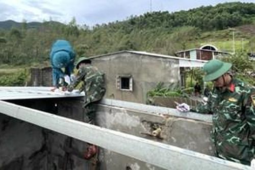Giúp dân khắc phục hậu quả bão lũ