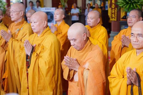 Ban Trị sự GHPGVN TP.HCM và các phái đoàn viếng tang Hòa thượng Thích Huệ Cảnh
