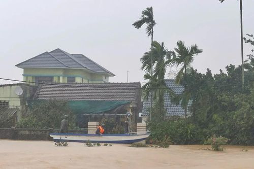 Quảng Bình: Một người đàn ông mất tích khi đi đón cháu trong mưa lũ