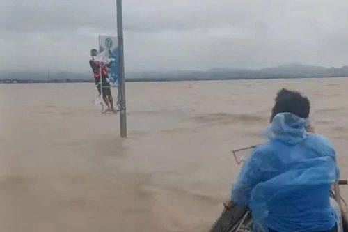 Người đàn ông bám vào cột đèn suốt đêm, may mắn được cứu sống trong lũ lụt Quảng Bình