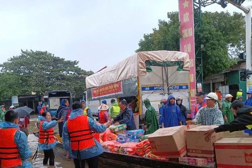 Nước lũ xuống chậm, Quảng Bình tiếp tế hàng cứu trợ cho người dân