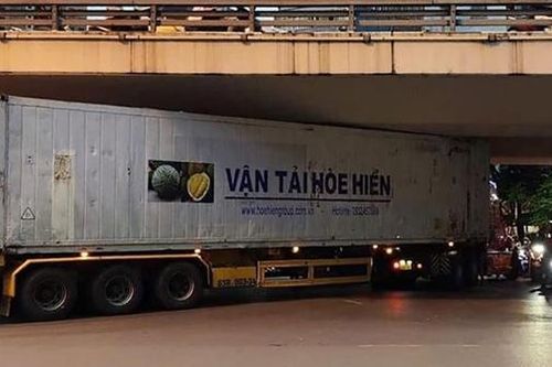 Tài xế container mắc kẹt dưới gầm cầu Ngã Tư Sở biện minh đi theo Google maps