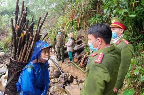 15 người dân bị mắc kẹt trong rừng trở về nhà an toàn sau bão số 6