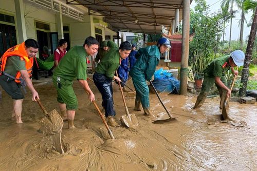 Công an Quảng Trị giúp dân khắc phục hậu quả mưa lũ