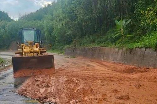 Đường Hồ Chí Minh đoạn La Sơn - Hòa Liên xuất hiện sạt lở do mưa lớn