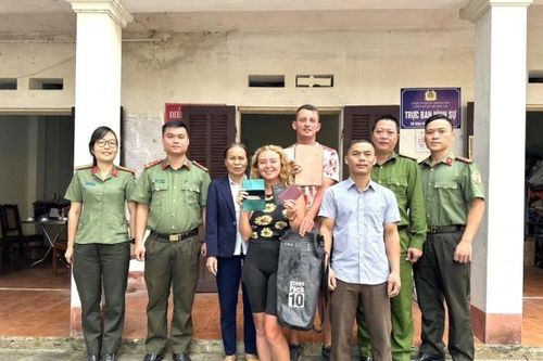 Công an xã trao trả tài sản của du khách người Anh đánh rơi