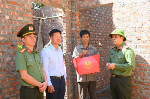 Đẩy nhanh tiến độ, sớm bàn giao nhà cho người dân bị vùng mưa lũ ở Lào Cai