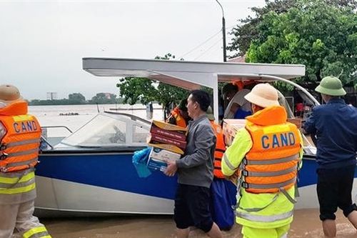 Sáng ngời hình ảnh vì nhân dân phục vụ ở vùng rốn lũ