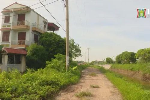Đường giao thông chia hai nửa do vướng giải phóng mặt bằng