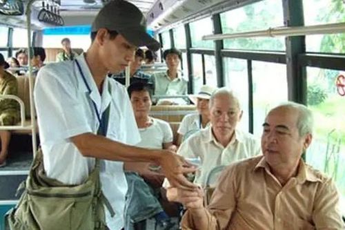 Những ai được dùng thẻ miễn phí xe buýt không thời hạn?