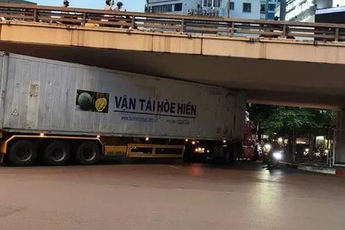 Xử phạt tài xế xe container mắc kẹt dưới gầm cầu vượt