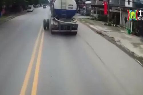 Xe bồn rơi bánh khi đang di chuyển