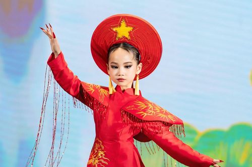 Mẫu nhí nhỏ tuổi nhất Ngày hội Văn hóa Hữu nghị Việt - Hàn 2024